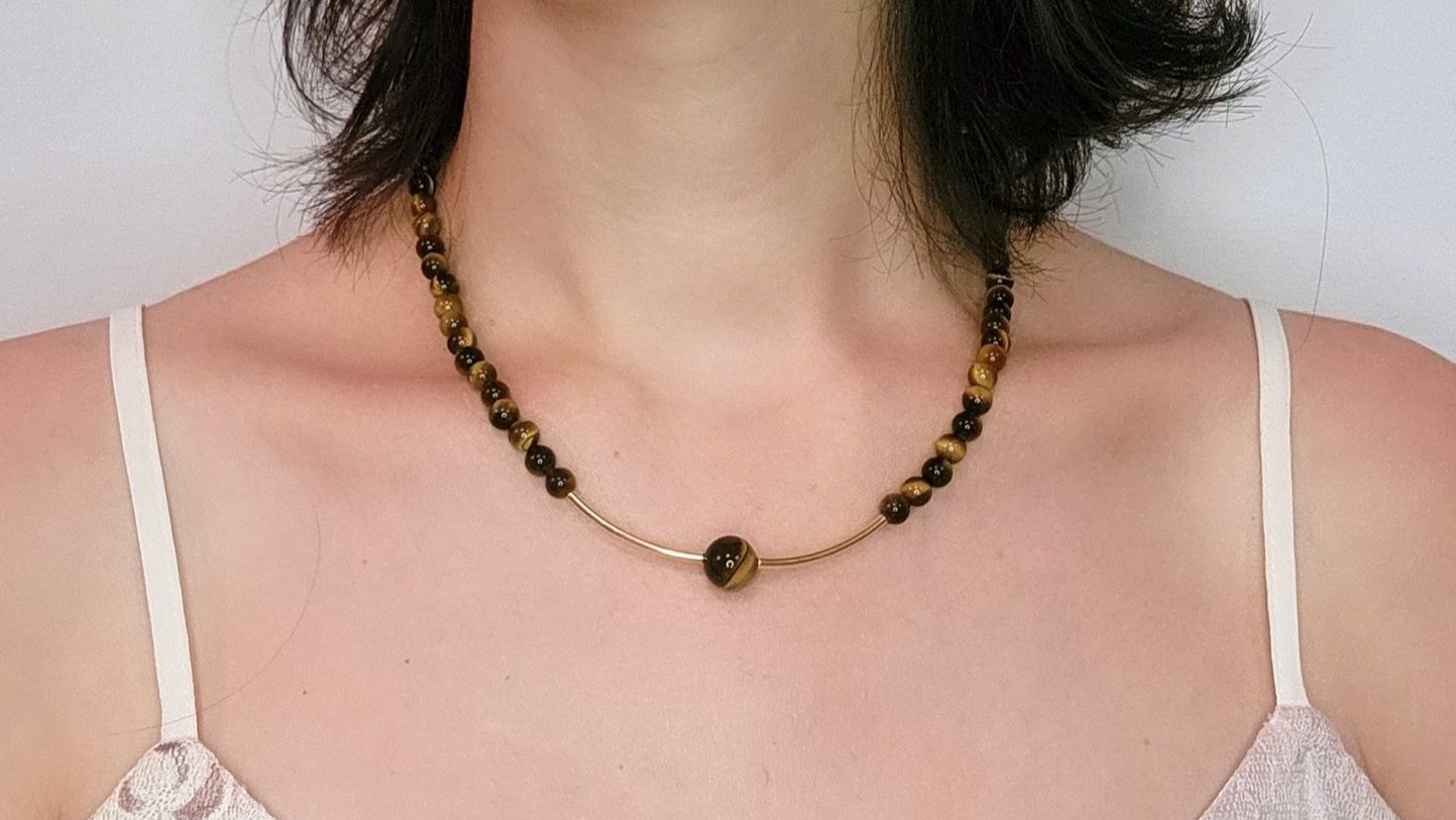 colar com pedra olho de tigre e banho ouro