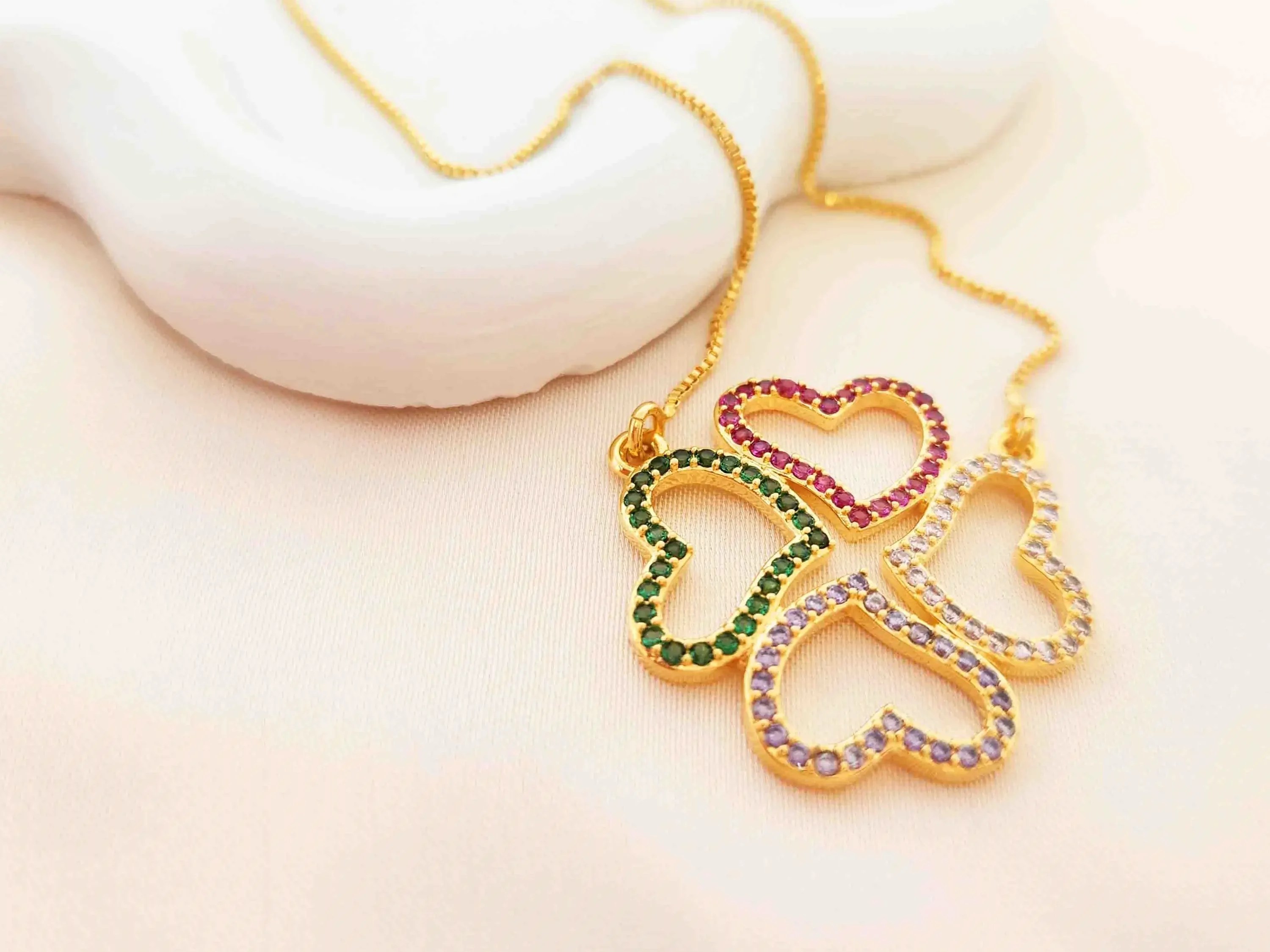 colar banhado a ouro com pingente de quatro trevos com zircônia colorida