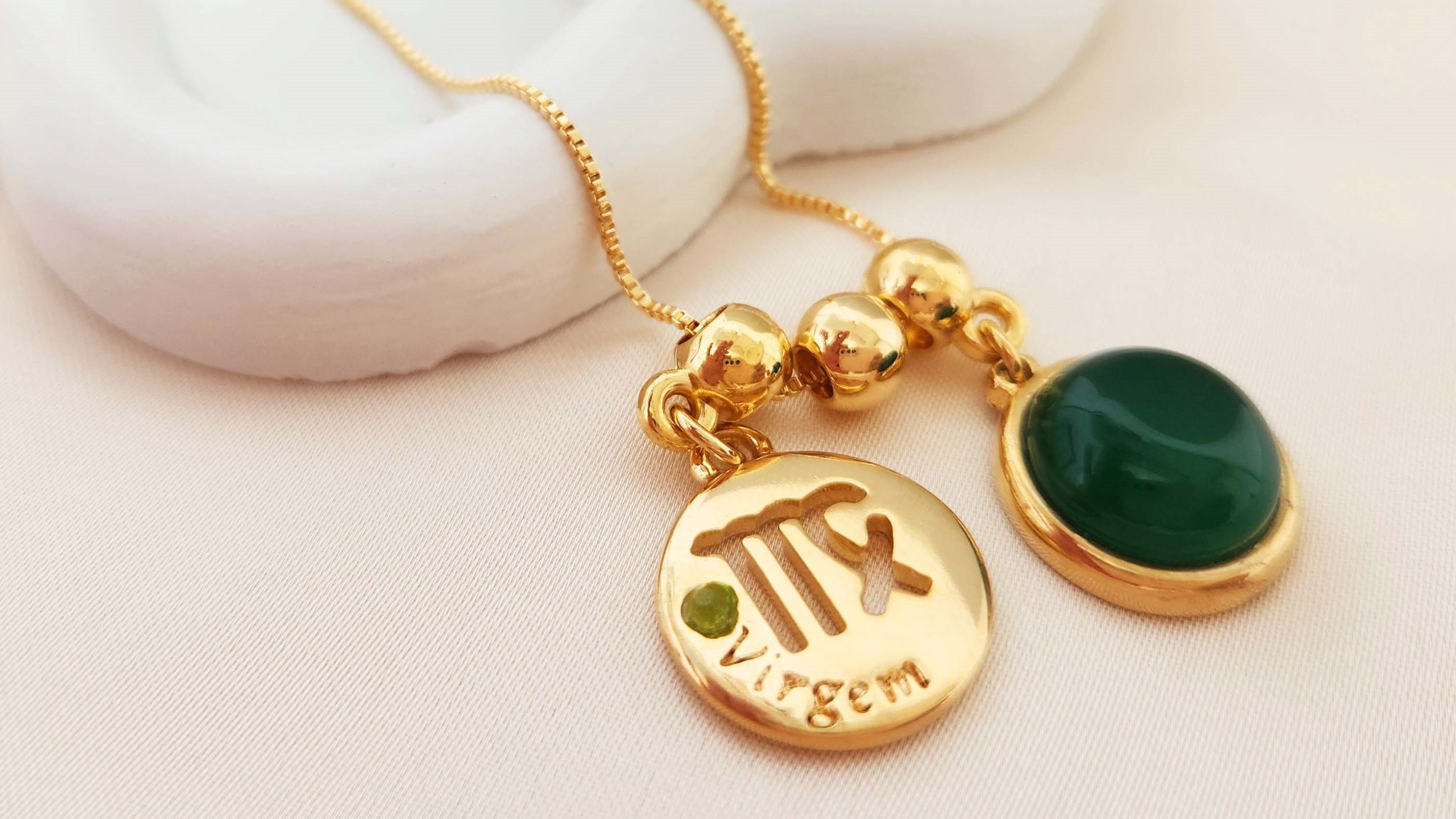 colar com pedra natural ágata verde e pingente do signo de virgem